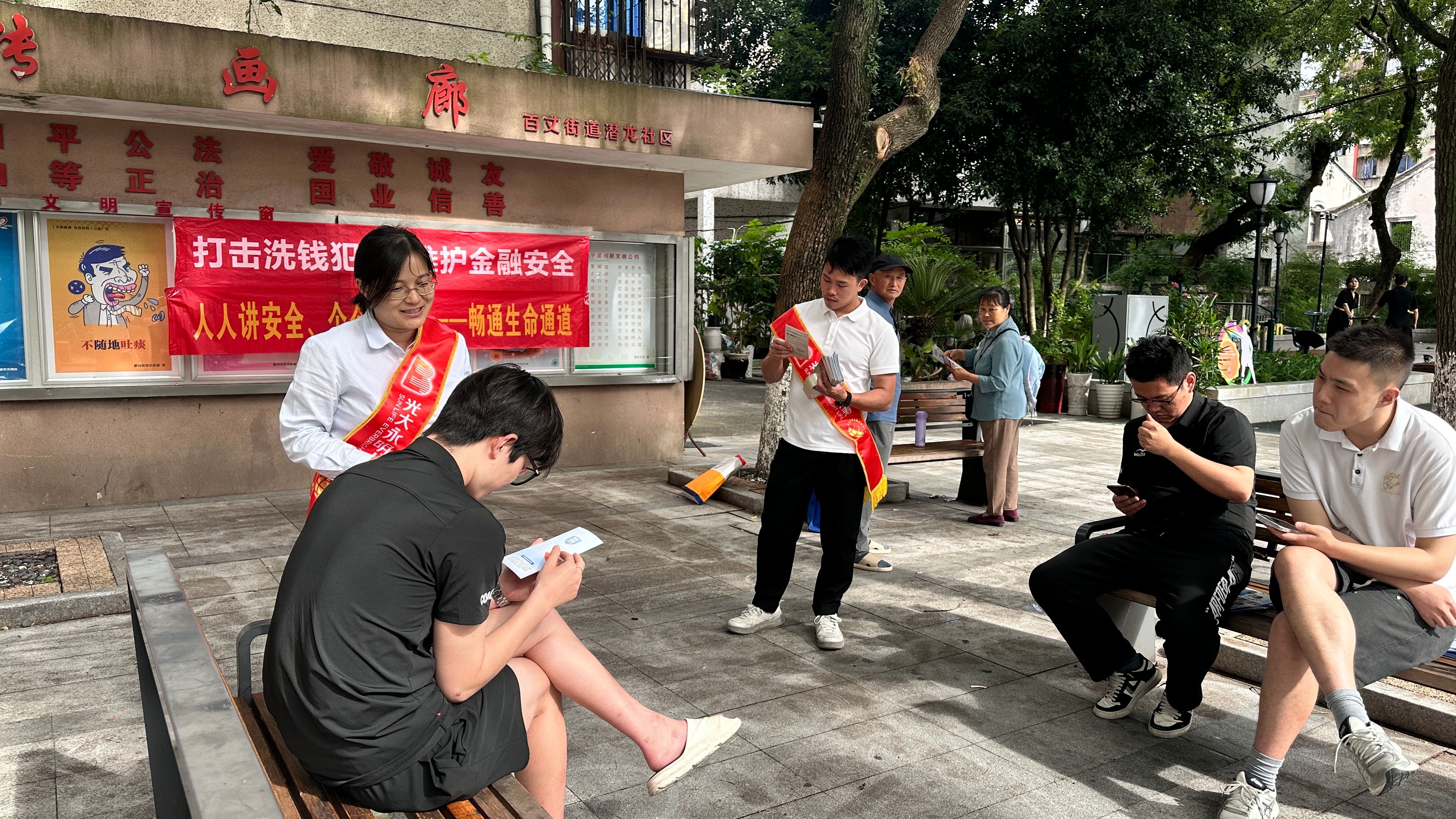 進社區(qū)進行安全生產(chǎn)月活動宣導(dǎo)