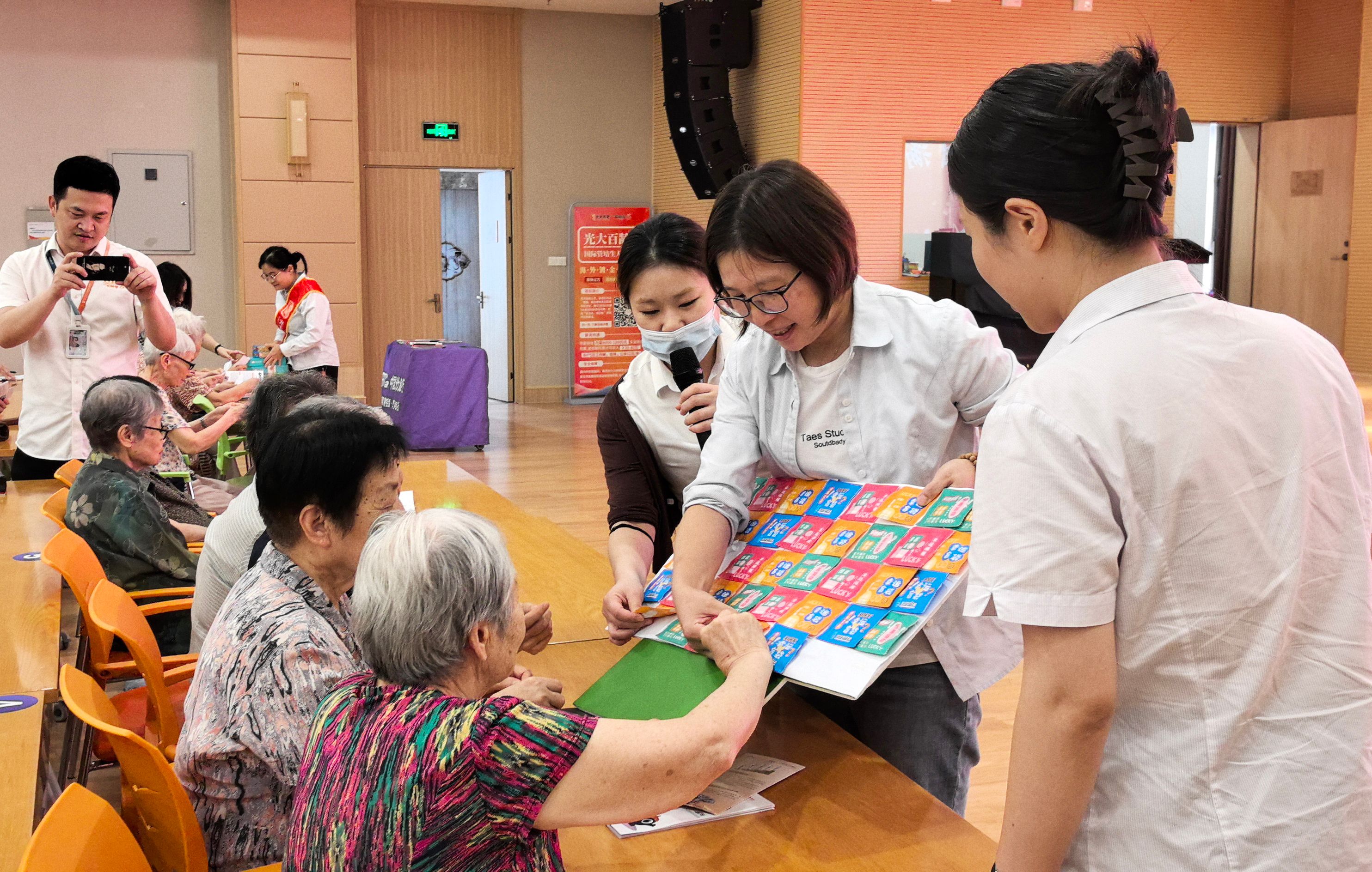 光大永明保險寧波分公司進(jìn)養(yǎng)老院開展金融宣傳月活動