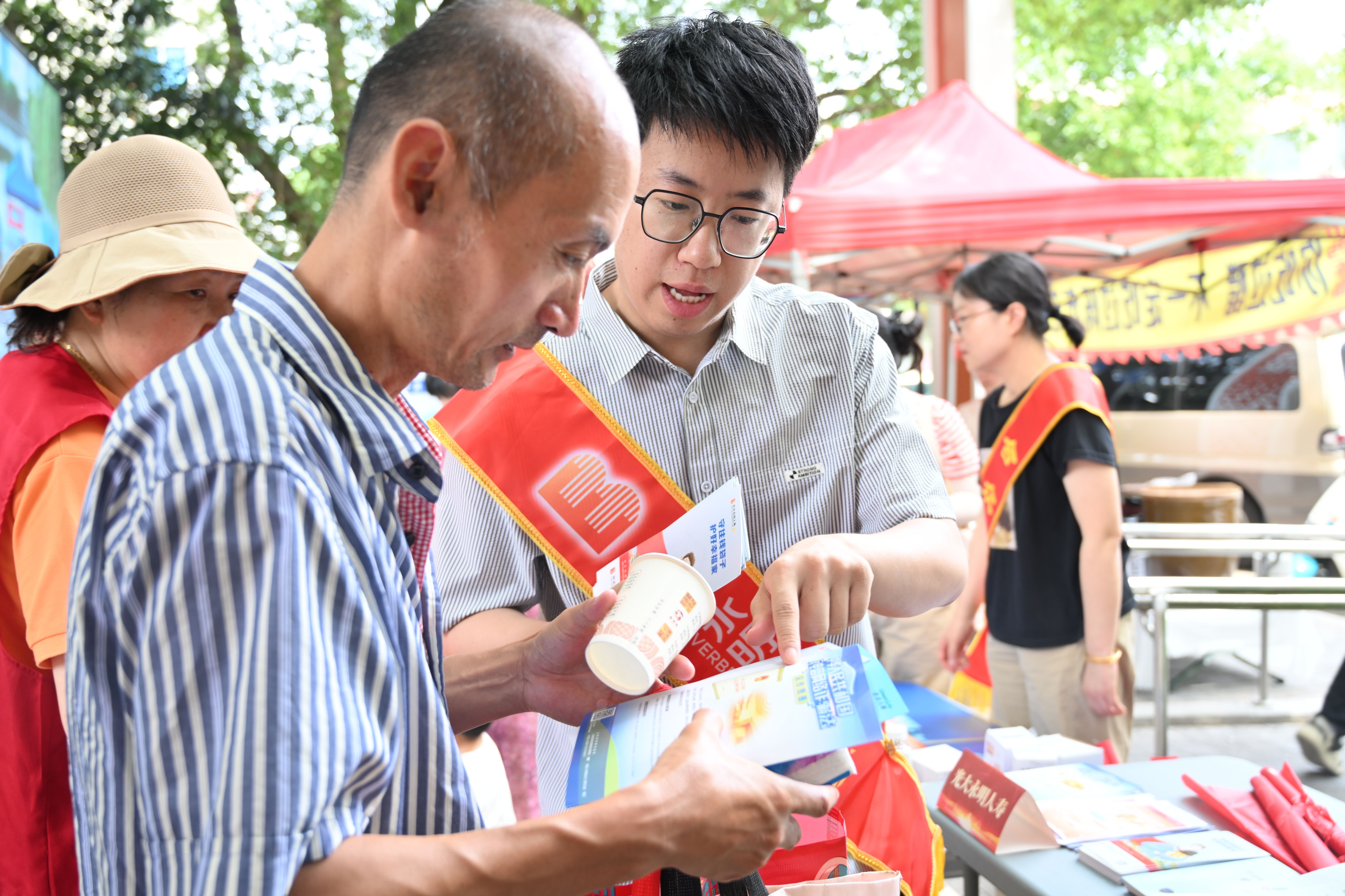 分公司員工為社區(qū)居民作防非宣傳